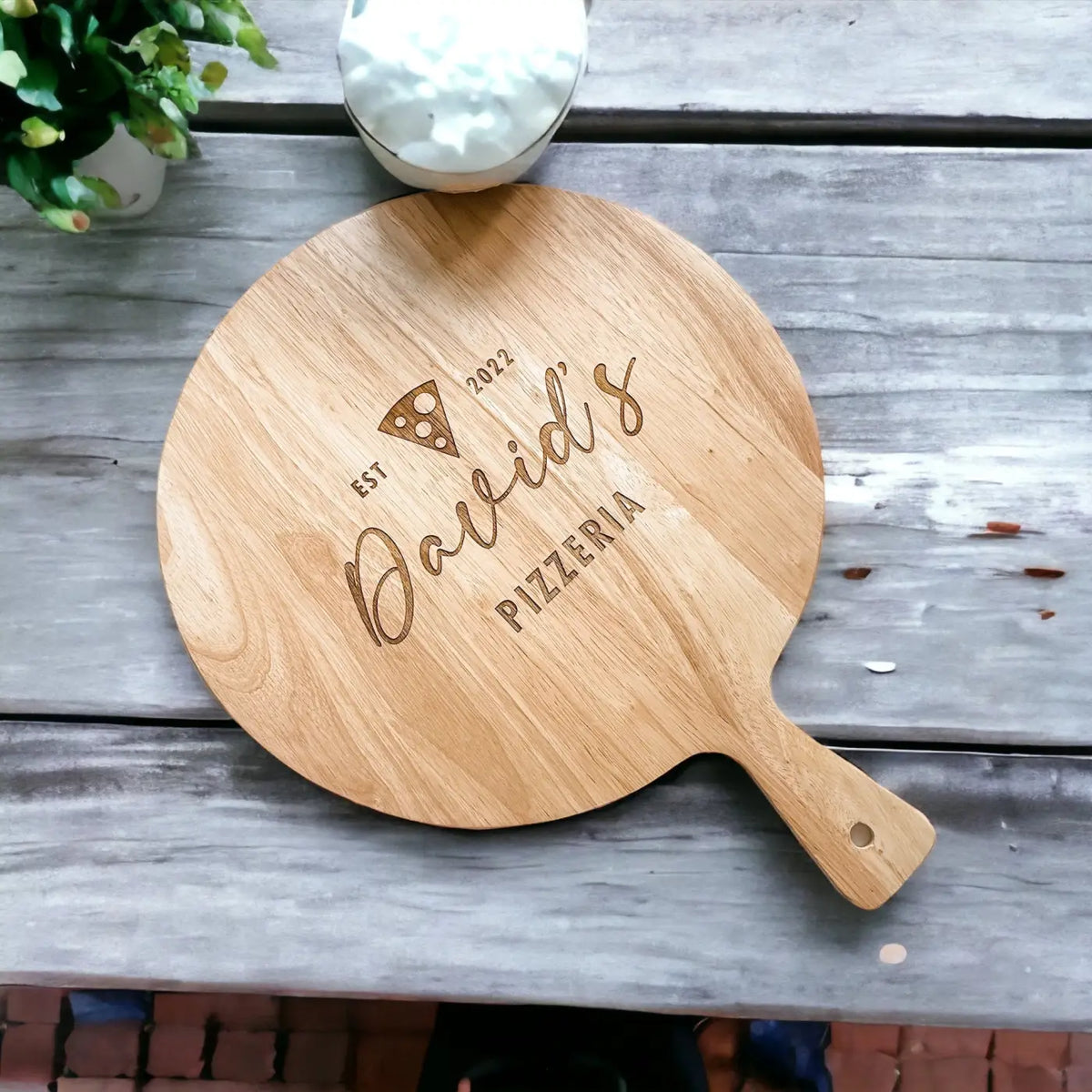 Personalised pizza board – luxury wooden cutting & serving for men