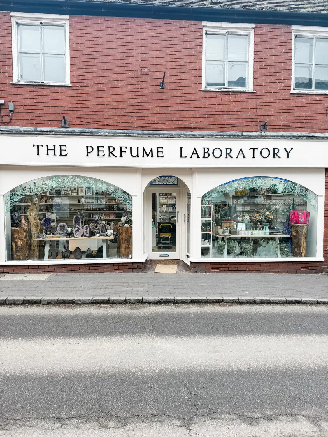 Perfume laboratory: monochrome shop signage designed to define the brand