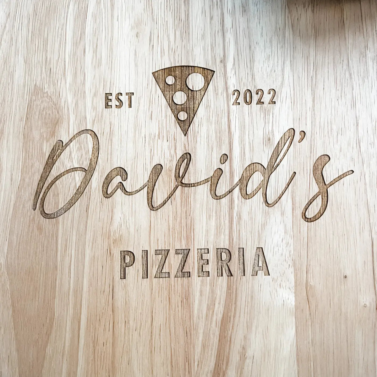 Personalised pizza board – luxury wooden cutting & serving for men
