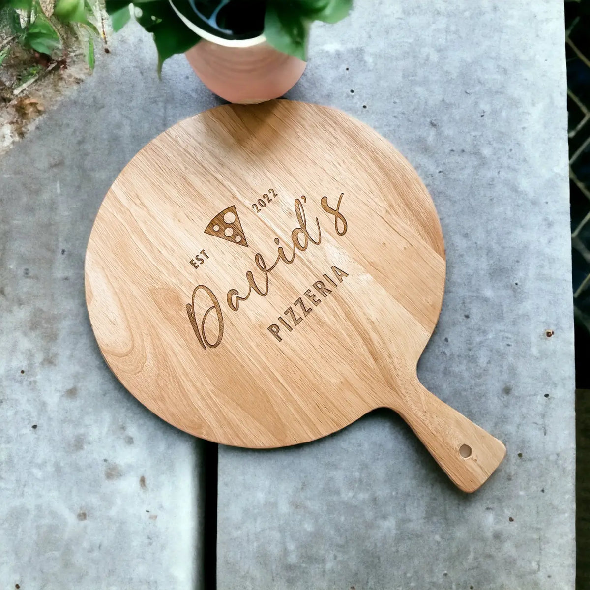 Personalised pizza board – luxury wooden cutting & serving for men