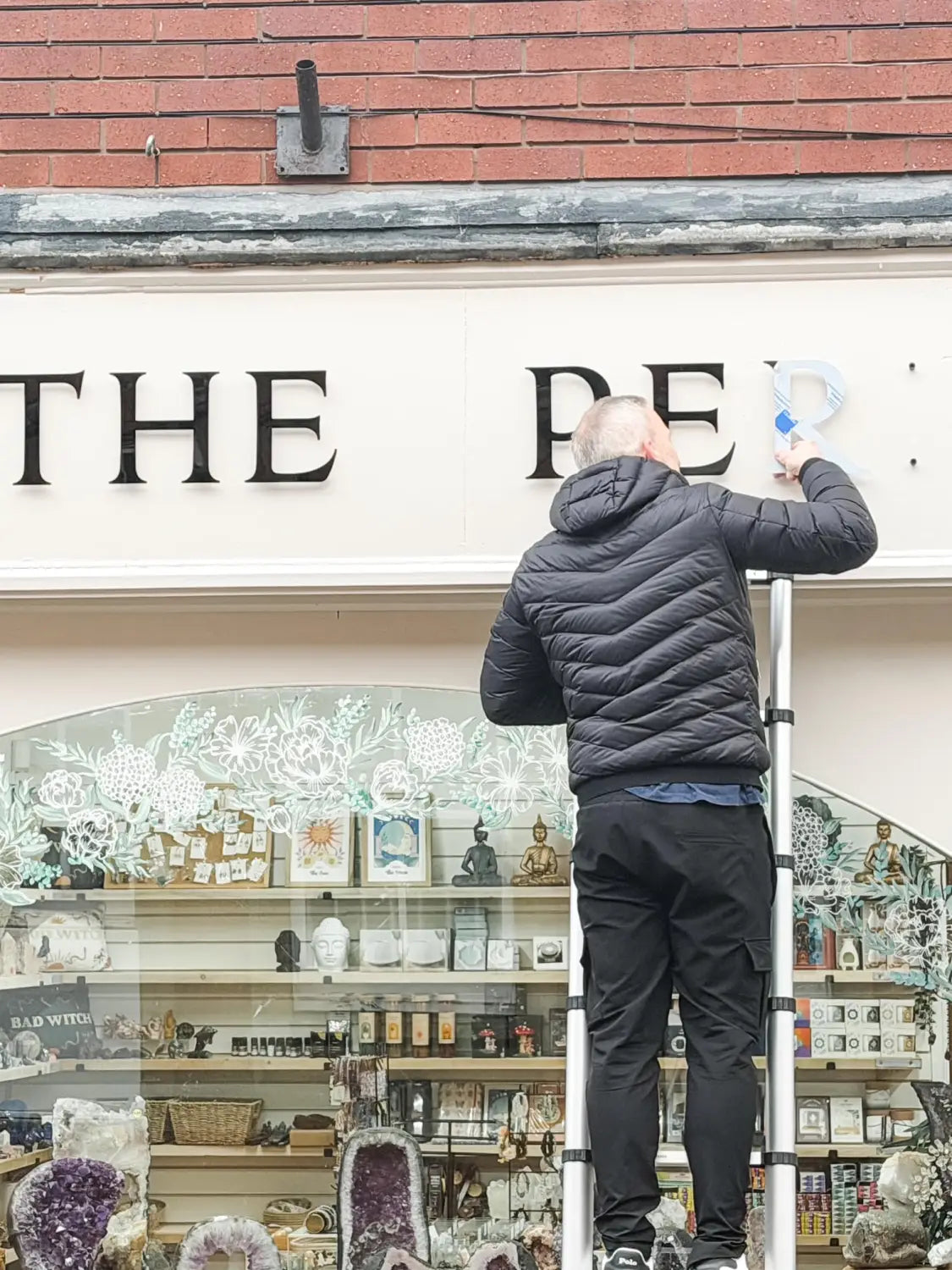 Perfume laboratory: monochrome shop signage designed to define the brand